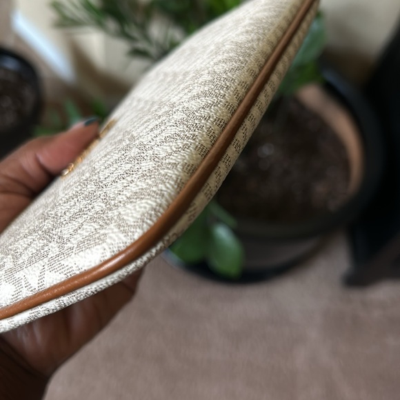 MICHAEL KORS wristlet or clutch - Picture 4 of 14